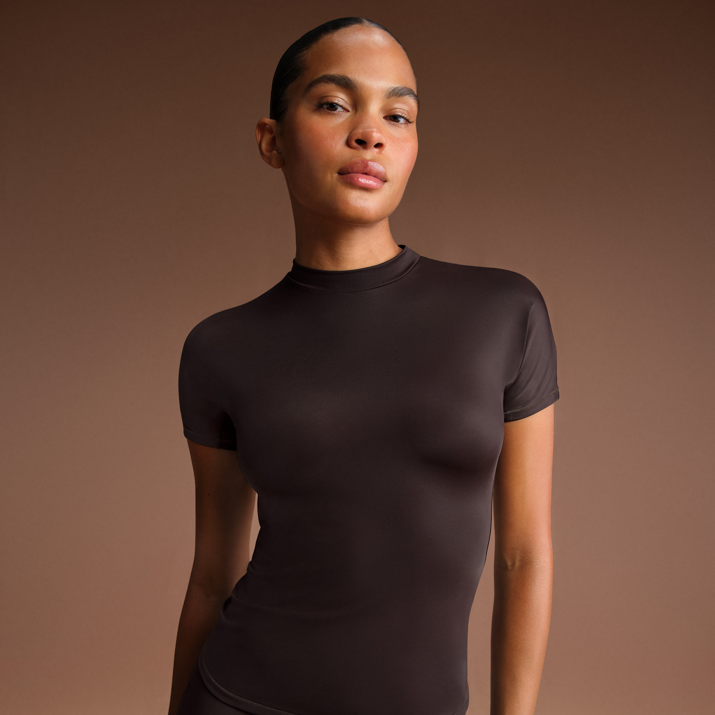 Nike Women's SKIMS Shine Mock-Neck Short-Sleeve Top in Brown | TPTSH2714-PHO | Nike (US)