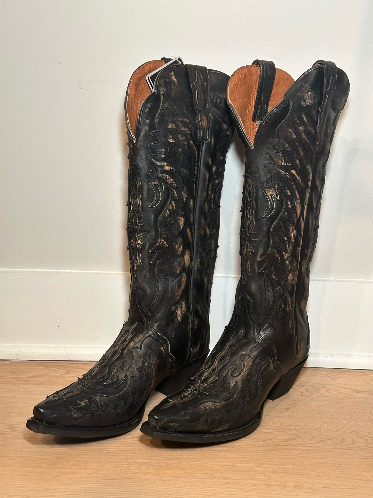 New boots 🖤 #DanPost #Cowboyboots #nashville 