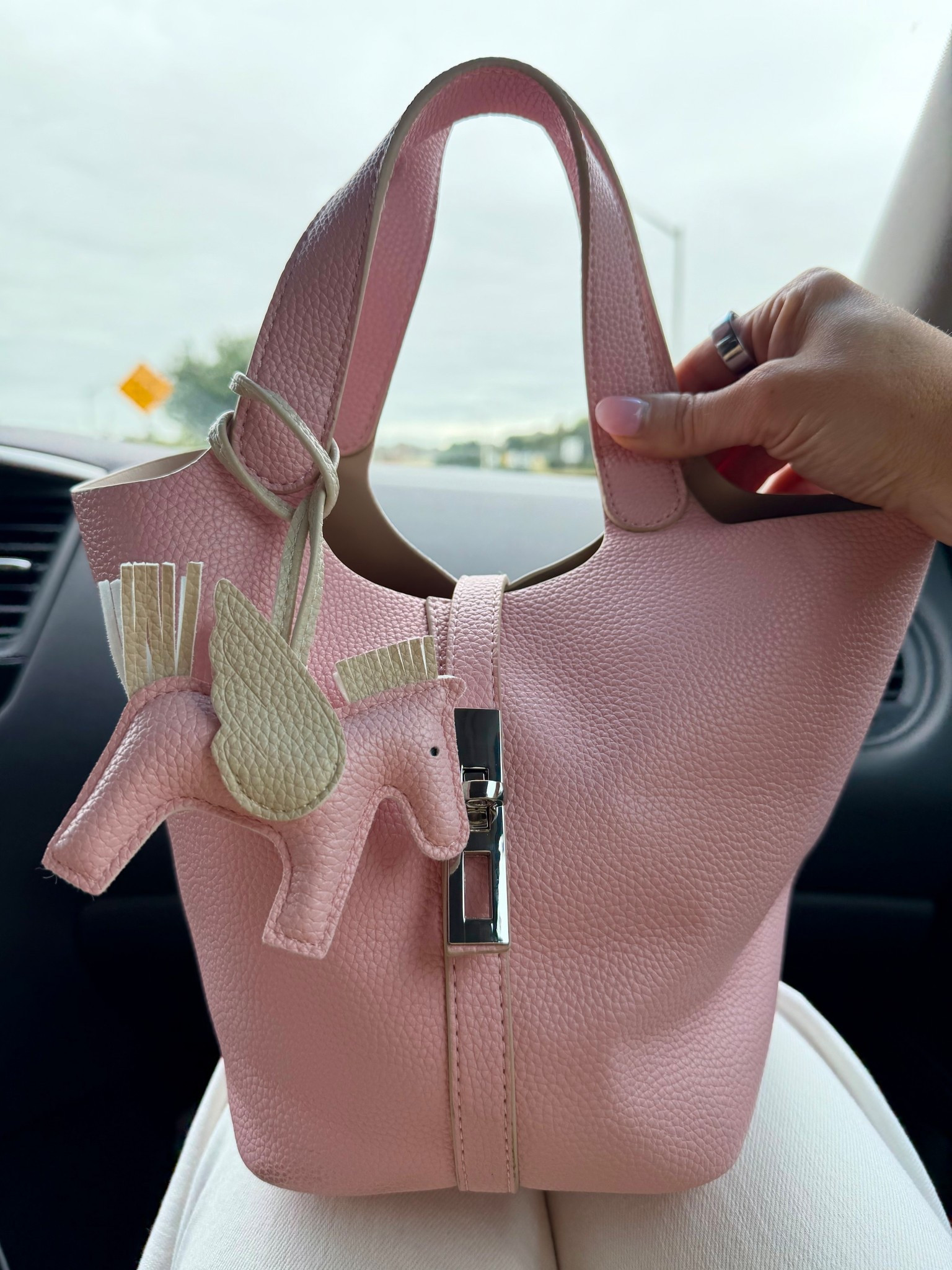 Loving this little bucket bag, comes in a ton of colors🪽 #designerbag #dupe #springpurse 