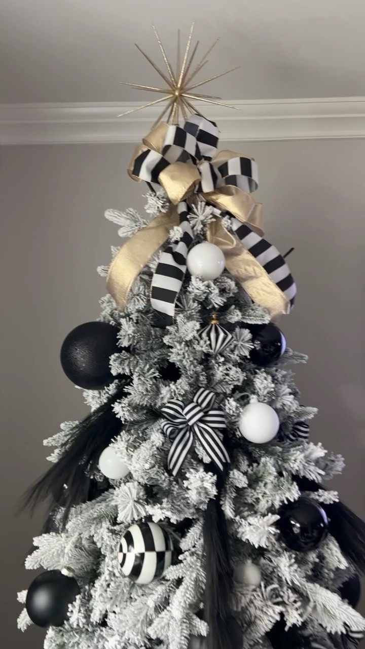 Black and white Christmas decor

#LTKSeasonal
