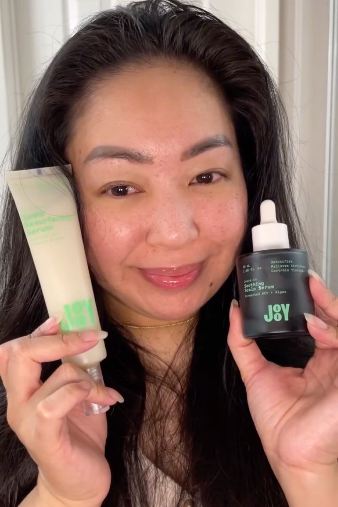 A JooYful Scalp Starts here! Try @officialmorejooy to your dry itchy scalp! 

These two products have helped calm my dry scalp:

💚 Pre-Cleanse Scalp Resurfacing Serum to gently exfoliate, reduce excess oil, and remove buildup.

💚 Leave-in Soothing Scalp Serum helps to soothe, detoxify, and relieve your scalp.
.
.
Gifted/PR
.
#Jooy #HairSerum #SoothingScalp #DryScalp #ItchyScalp #Dandruff