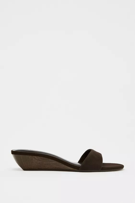 Suede wedge sandals. Low wedge heel. Round toe.Heel height: 1.6 inches (4 cm) | Zara US