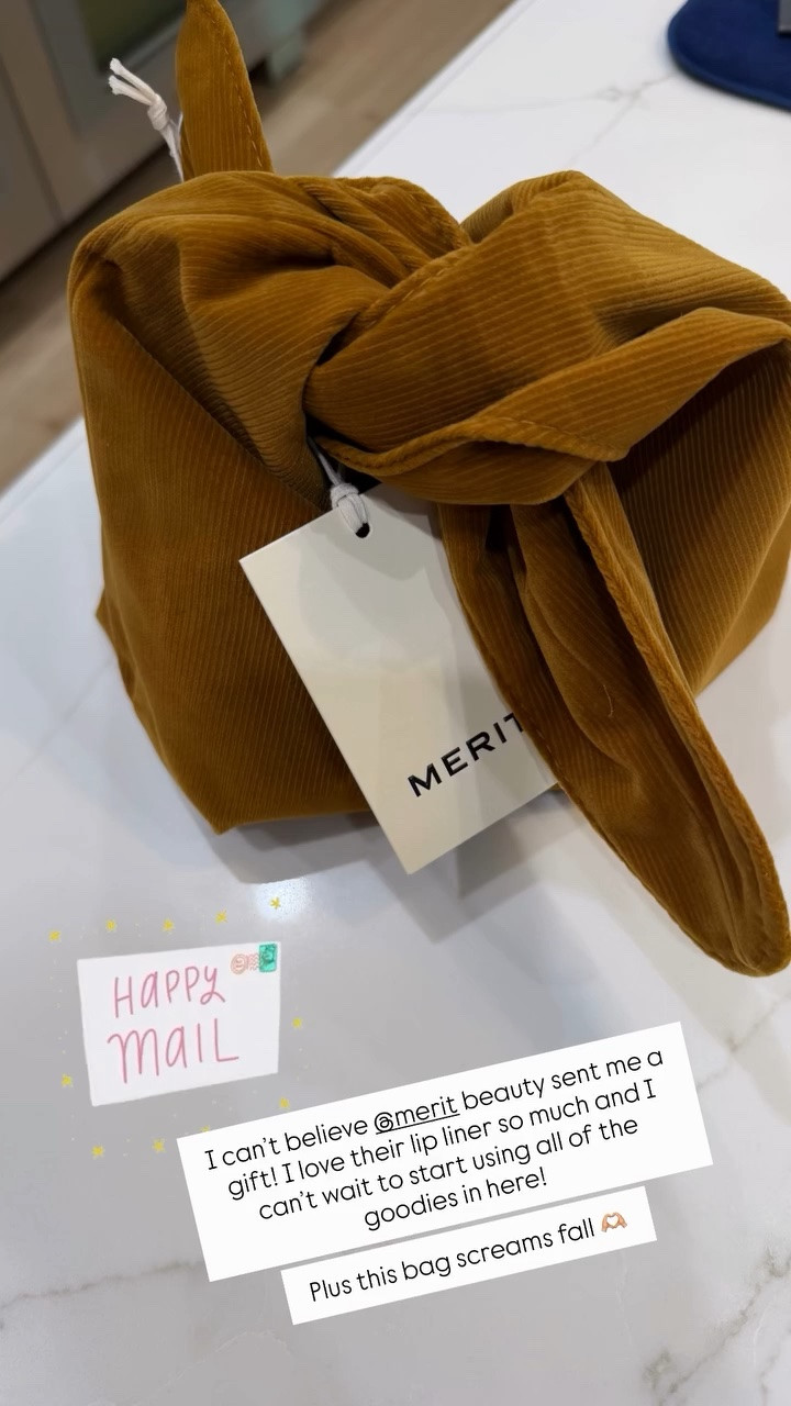 I can’t believe @merit beauty sent me a gift! I love their lip liner so much and I can’t wait to start using all of the goodies in here! 

Plus this bag screams fall 🫶🏼