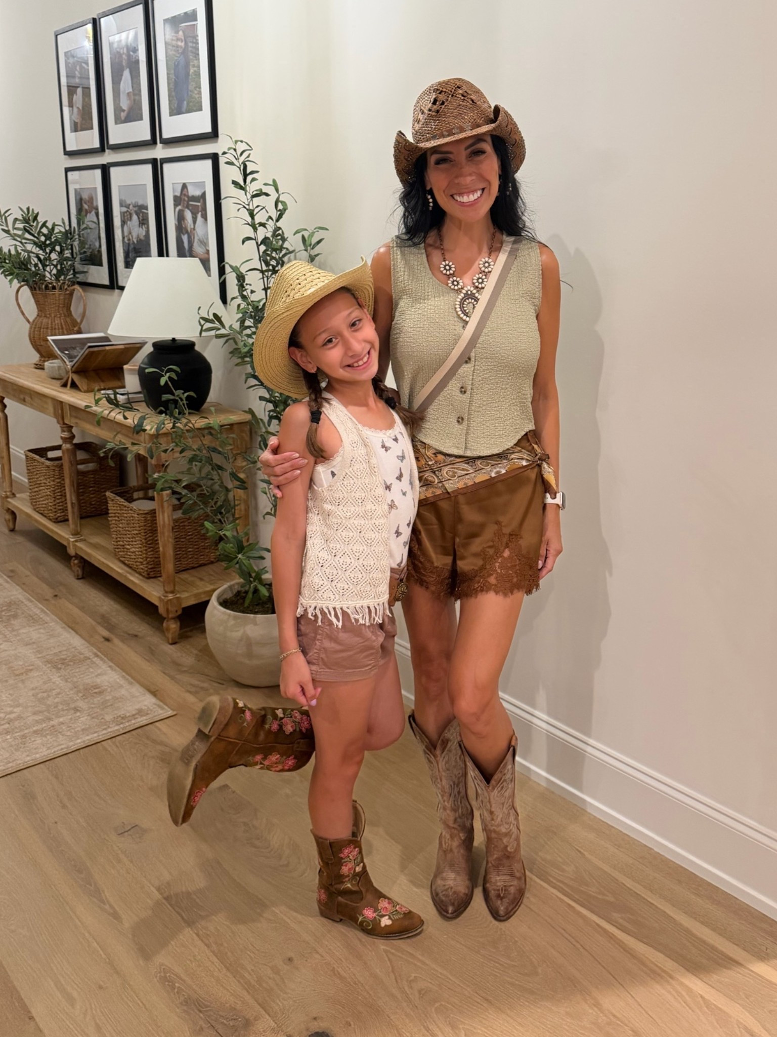 Ella Langley for the night! So excited to take my mini with me! Country concert ide

#LTKxAbercrombie #LTKgrwm #LTKSeasonal