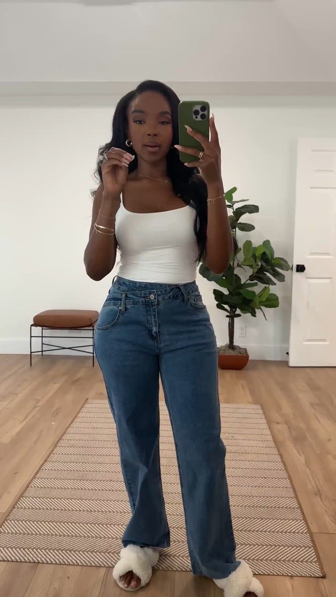 Casual but make it cute — this jeans, cami, and slippers combo is my go-to for effortless style. Perfect for errands, brunch, or just vibing through the day. I’m 5’4”, 140 lbs, size 6 wearing a small for my petite + midsize girlies!

If you’d rock this look too, drop a real comment and let’s get this on the explore page!

#PetiteFashion #MidsizeFashion #PlusSizeFashion #BlackWoman #Size6Style #CasualOutfitInspo #JeansAndDresses #OOTDInspo #ShoesOfInstagram #DateNightOutfit #WorkwearLooks #TallWomenFashion #Size14Style #SandalsSeason #MensOutfits #CountryConcertOutfit #TrenchCoatStyle #WomensStyle #ComfyAndCute #EverydayStyle