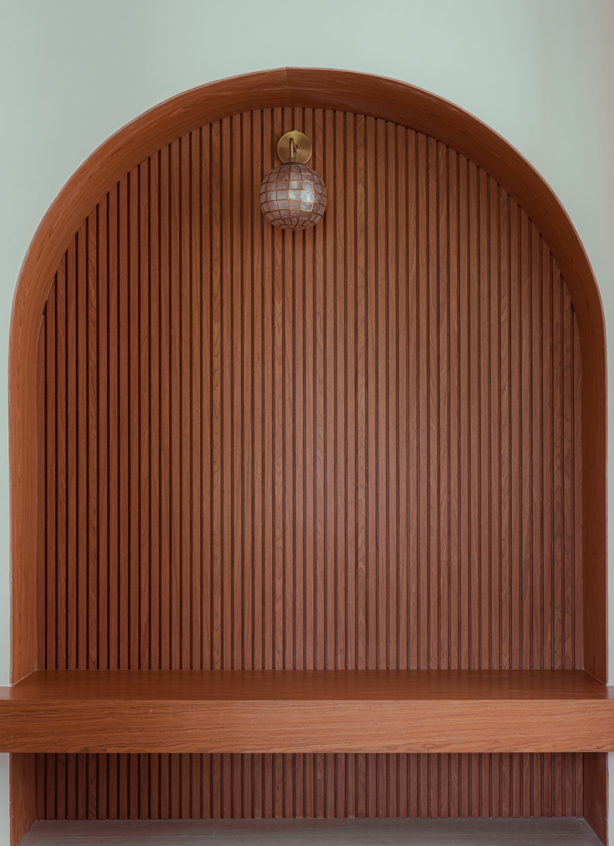 A little capiz sparkle to brighten up the space — coastal, simple, and so pretty. ✨