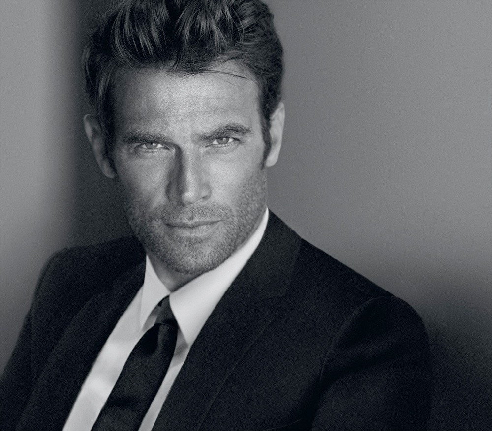 A série de perfumes Legend da Montblanc é a mais bem-sucedida da marca e, além de Legend e Legend Spirit, ganha como reforço Montblanc Legend Night, o terceiro capítulo olfativo desta história de fragrâncias. É um perfume sensual e noturno, desenvolvido pela dupla de perfumistas Antoine Maisondieu e Olivier Pescheux. A fragrância é amadeirada, com especiarias frescas na abertura, como sálvia, hortelã-pimenta, cardamomo e bergamota. 

 #LTKbrasil #LTKbeleza #LTKhomens