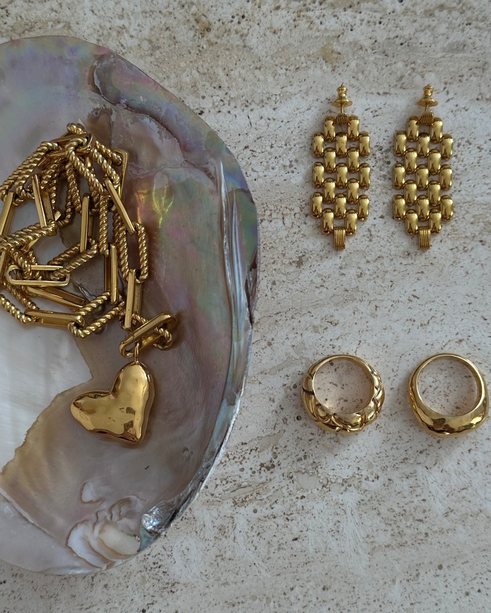 My weekend mood: hearts, chains and a little waffle 💛 rocking my personalised locket, gold dome and chain cocktail earrings ✨
.
personalised heart locket | chunky link necklace | gold dome ring | waffle ring | chain cocktail earrings | statement jewellery | bold jewellery | jewellery flatlay | festive jewellery | party season jewellery | Black Friday jewellery | gift guide jewellery | everyday jewellery | jewellery edit | playful jewellery 

#LTKluxury #LTKpartywear #LTKgiftguide