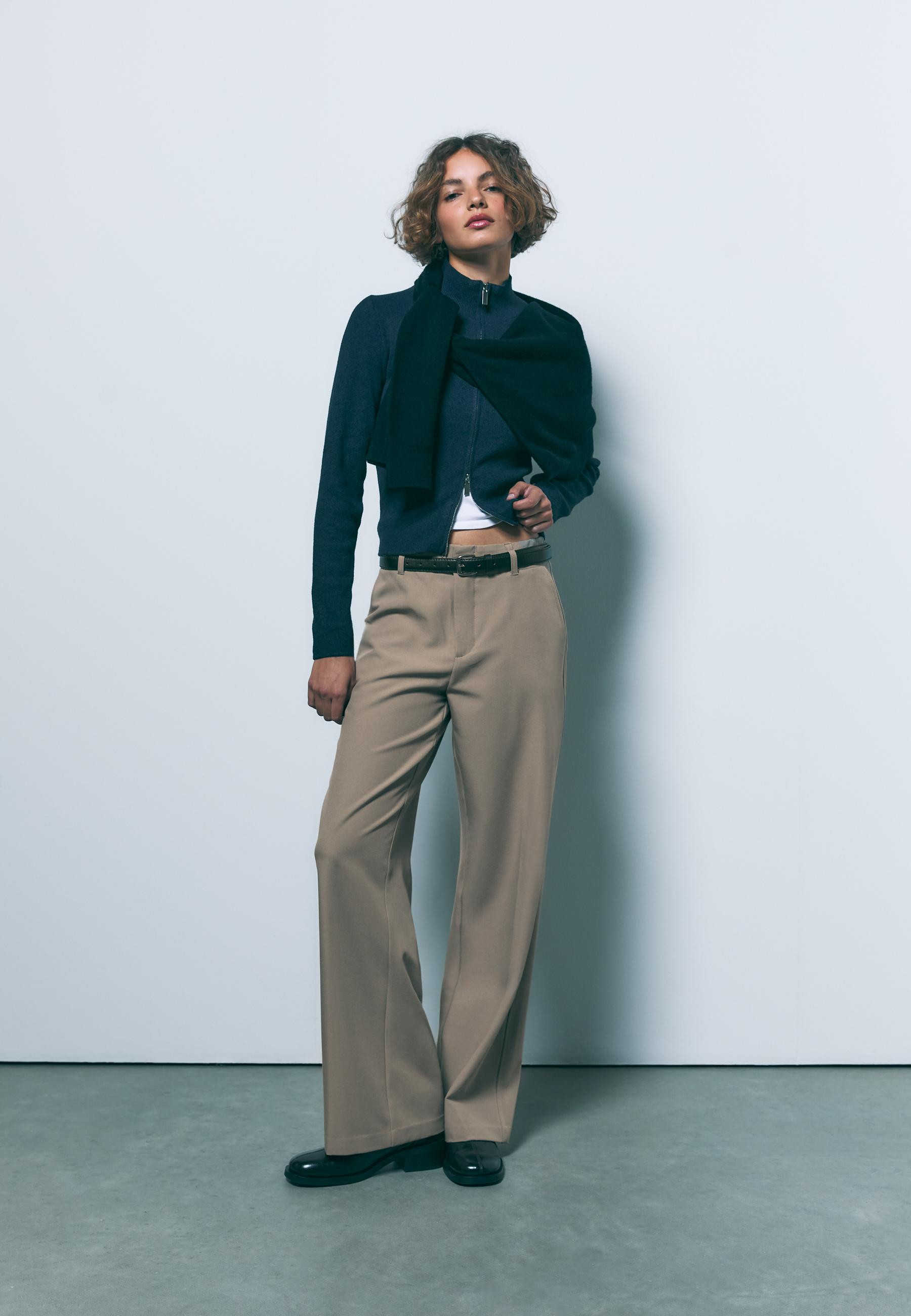 Fließende, gerade Stoffhose mit Gürtel - Mode für Damen | Stradivarius Deutschland | Stradivarius DE