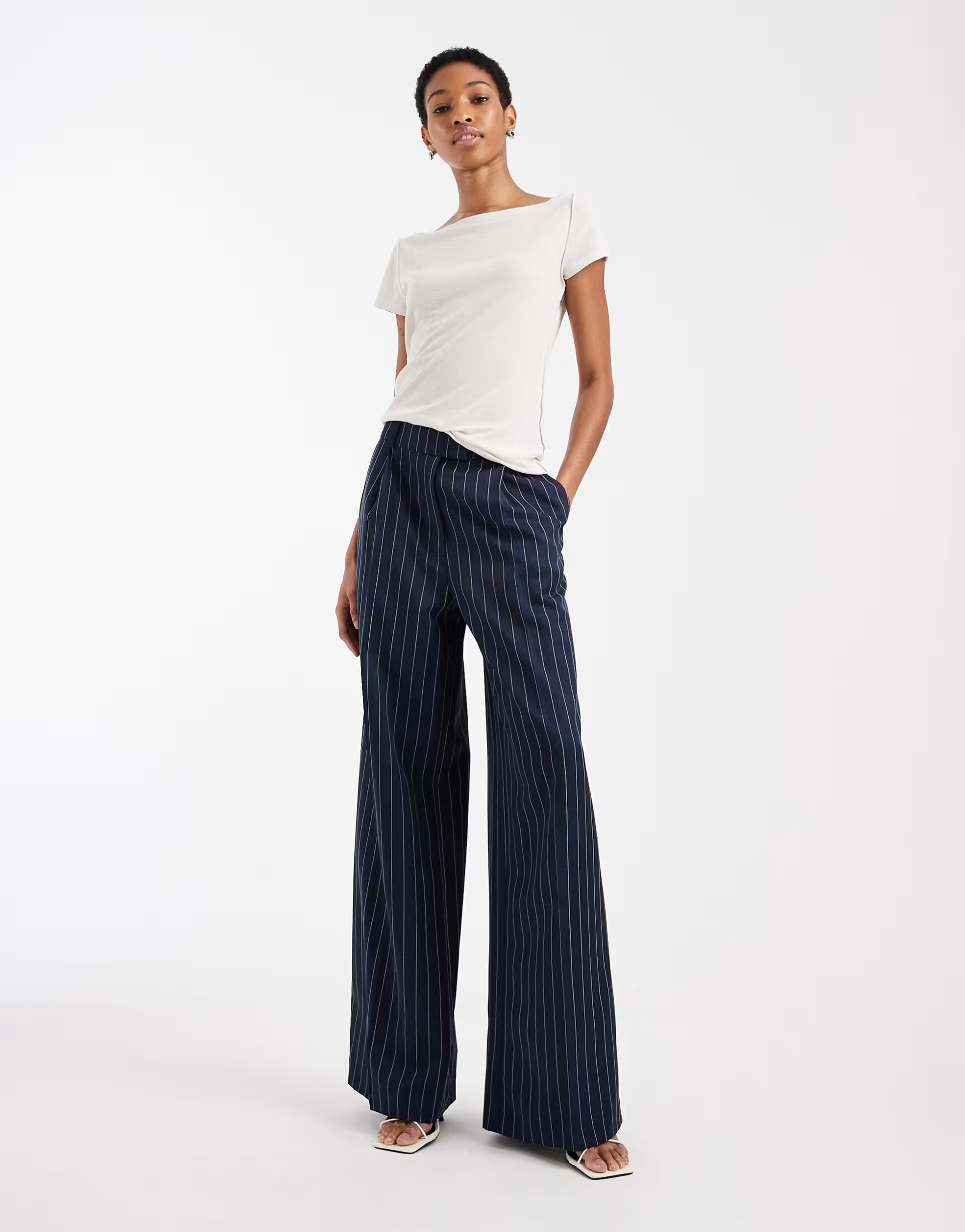 ASOS DESIGN Tall - Elegante broek met wijde pijpen en lage taille in marineblauwe krijtstreep  | ... | ASOS (Global)