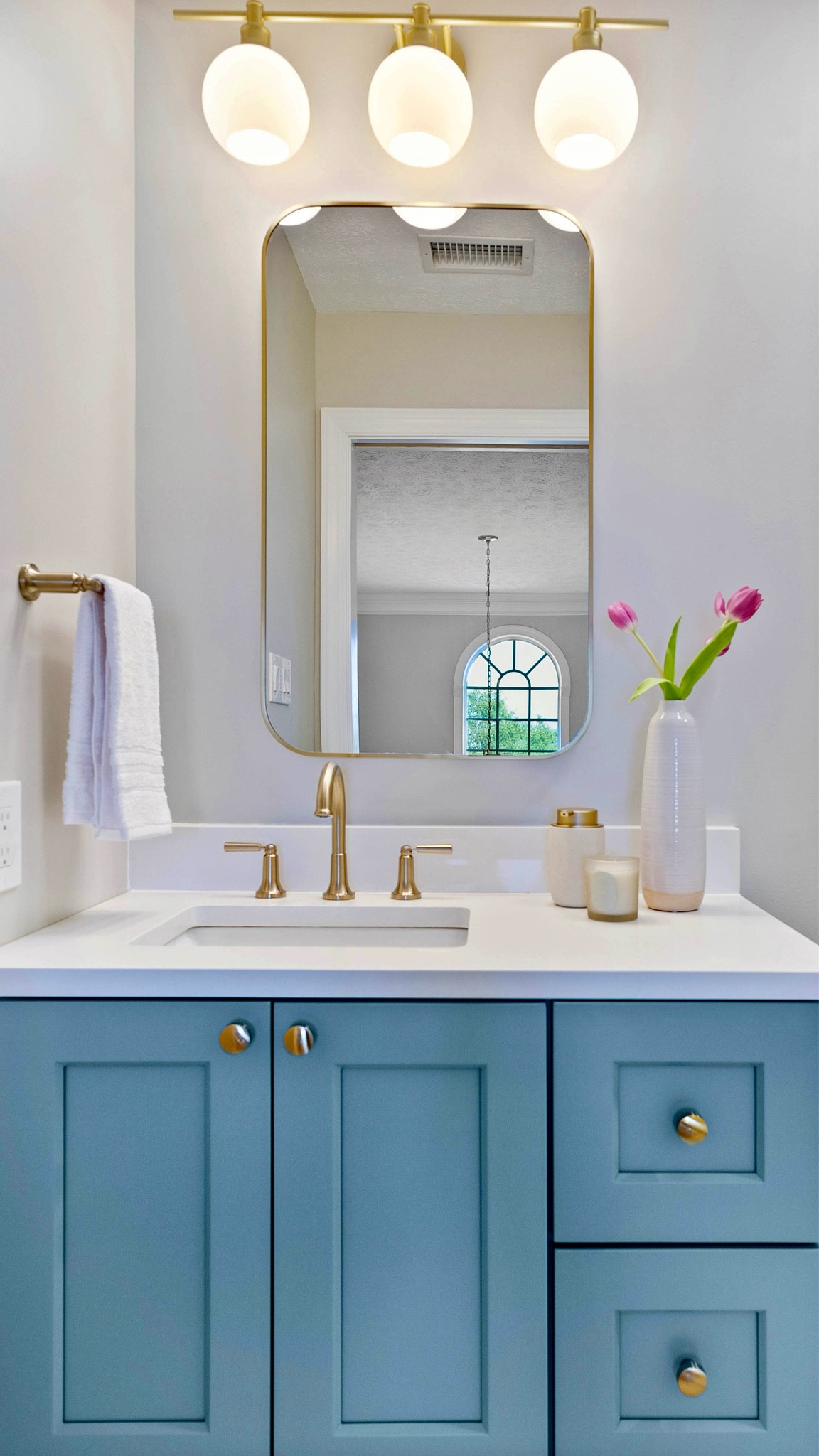 Champagne bronze and Sherwin Williams “Debonair” 🔥

#LTKHome #LTKStyleTip