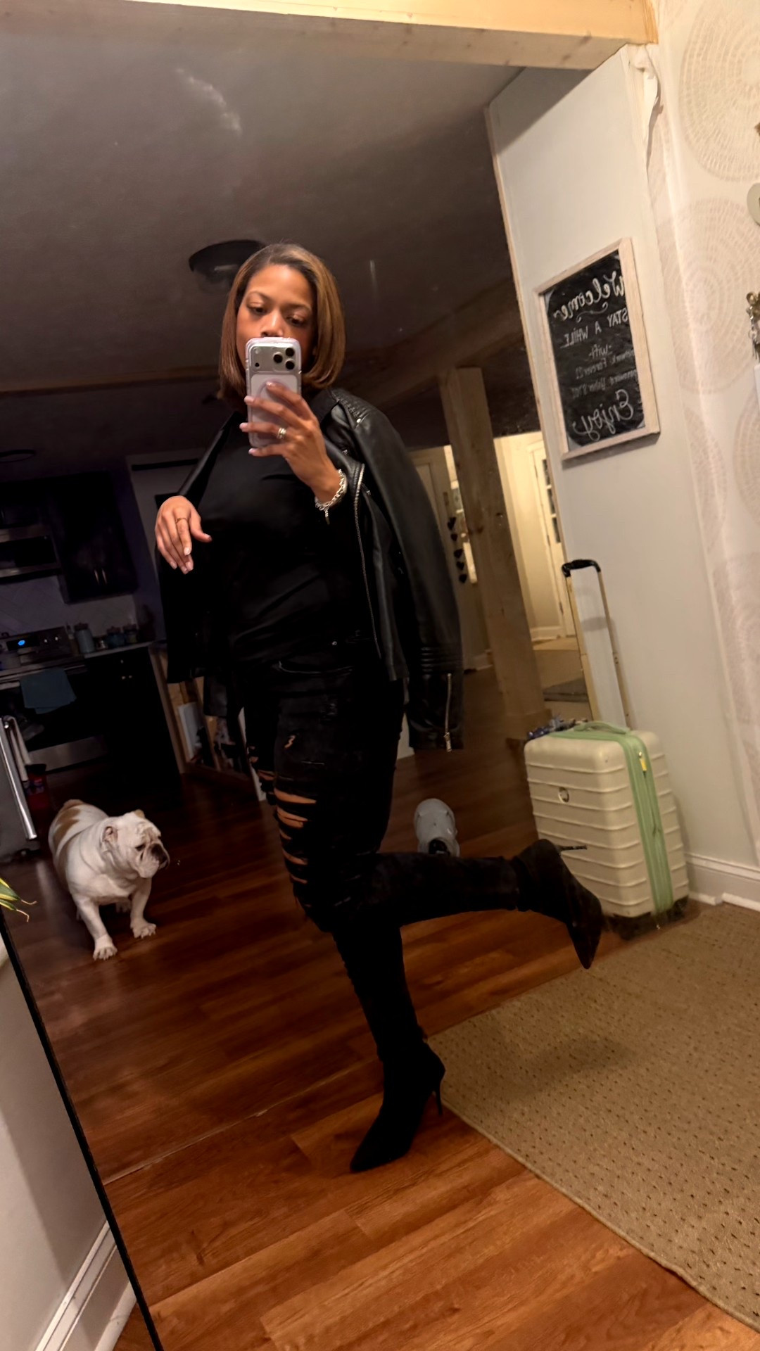 When you think you have nothing to wear, go for all black! It never misses. 🖤