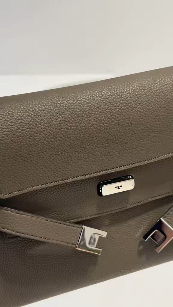 My top 10 Lee Radziwill bags from Tory Burch 🤍 timeless pieces that elevate every outfit. Which one would you pi

LTKStyle #LTKItBag #ToryBurch #LeeRadziwill #LuxuryStyle #HandbagLover #QuietLuxury #LTKFinds #DesignerBags #BagObsessed


#LTKdayinmylife #LTKxMadewell #LTKmomlife