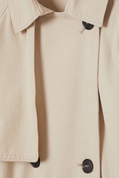 Relaxed-fit, double-breasted trenchcoat in soft cotton twill. Notched lapels, semi-attached yoke ... | H&M (US + CA)