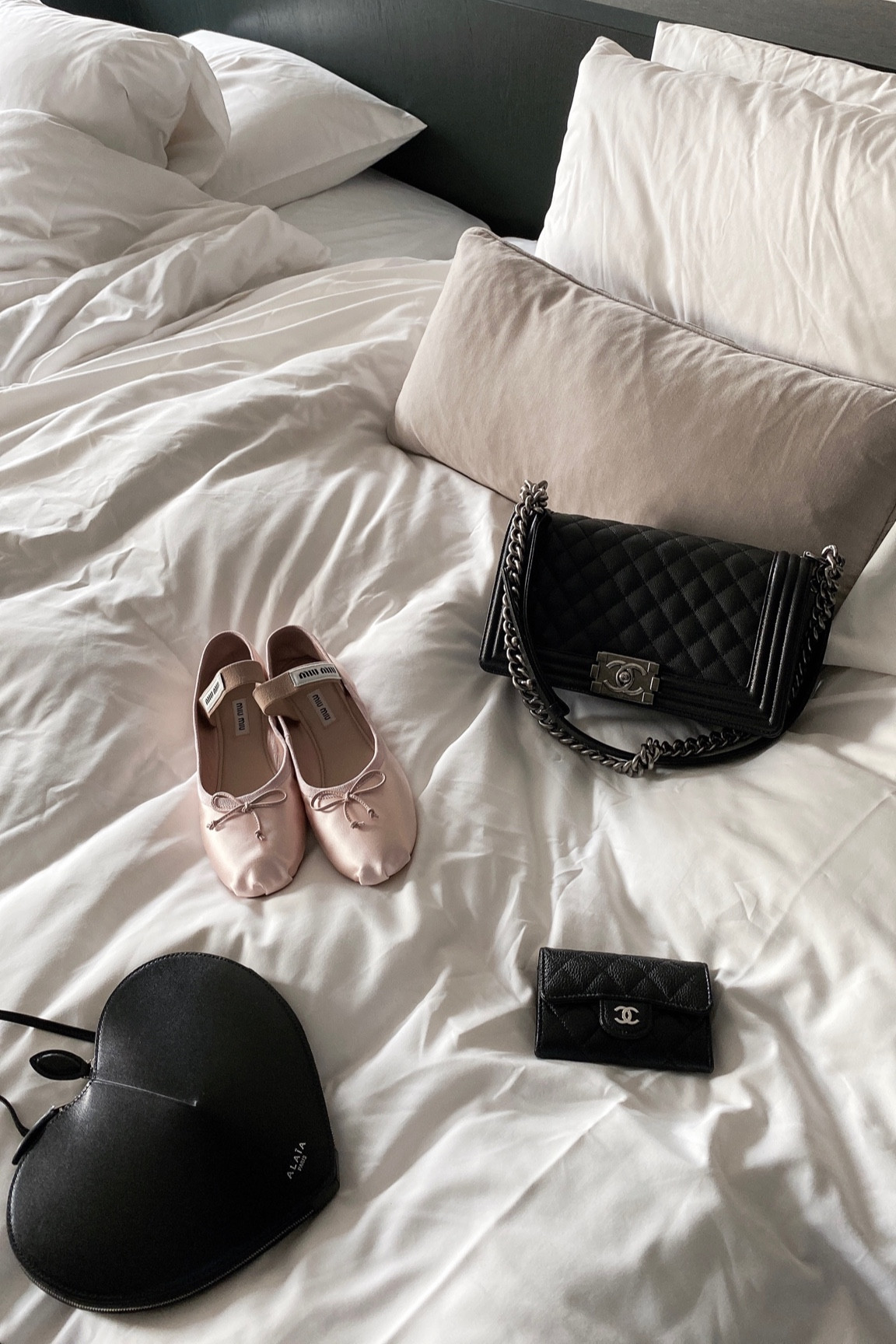 Only brought my favorites for Tokyo 🕶

#chanel #chanelbag #chanelclassic #supreme #supremenyc #minimalstyle #fashionessentials #alaia #heartbag #샤넬 #샤넬가방 #샤넬보이백 #샤넬지갑 #슈프림 #슈프림모자 #알라이아 #미우미우신발 #シャネル #シャネル財布 #シュプリーム #アライア #ミュウミュウ 

#LTKshoecrush #LTKstyletip #LTKitbag