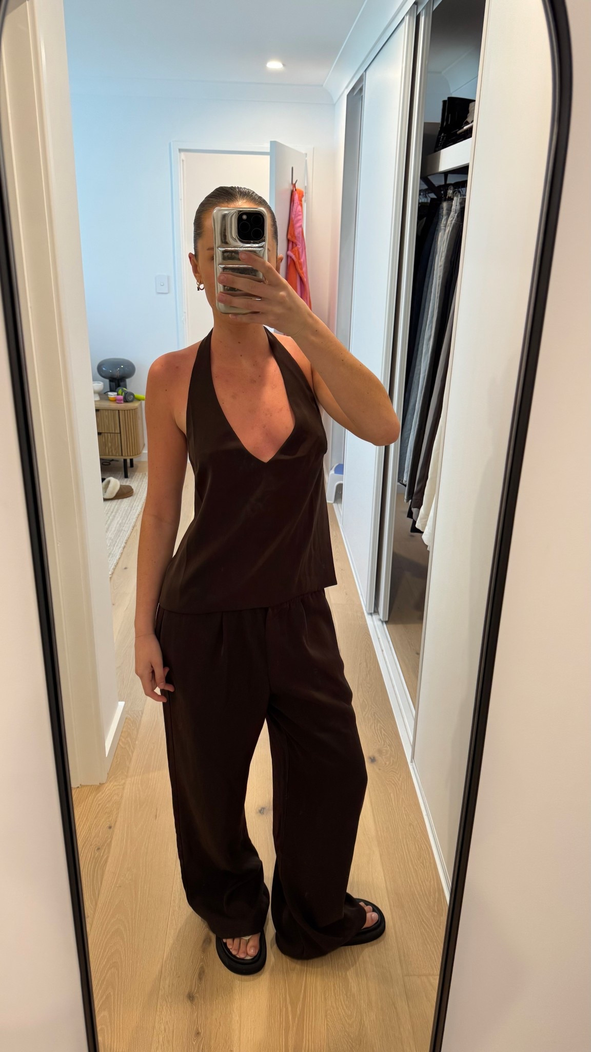 Chocolate satin set 🍫 Wearing S in the halter top + M in the wide-leg pants — the ultimate off-duty luxe.