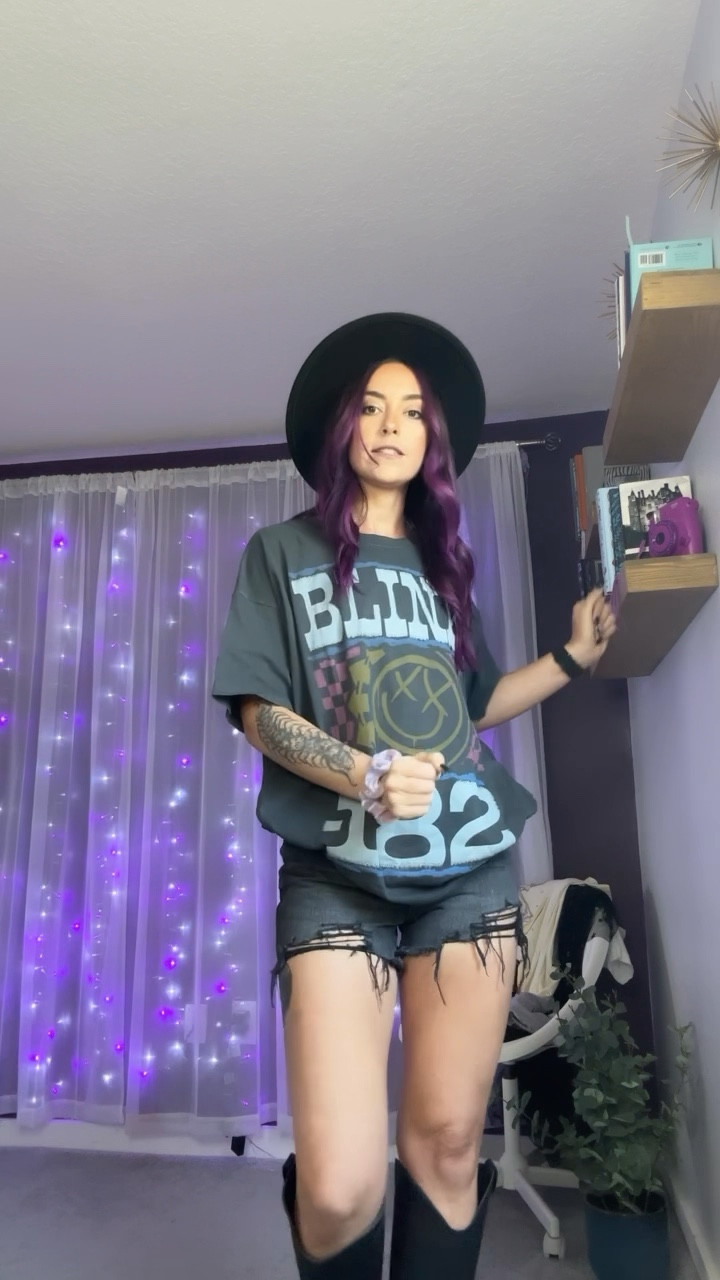 Graphic tee’s, cropped shorts, tall boots, and wide hats. 

It’s giving fall in Florida 

Tee: M
Shorts: 0
Boots: 7

#LTKstyletip #LTKfindsunder50