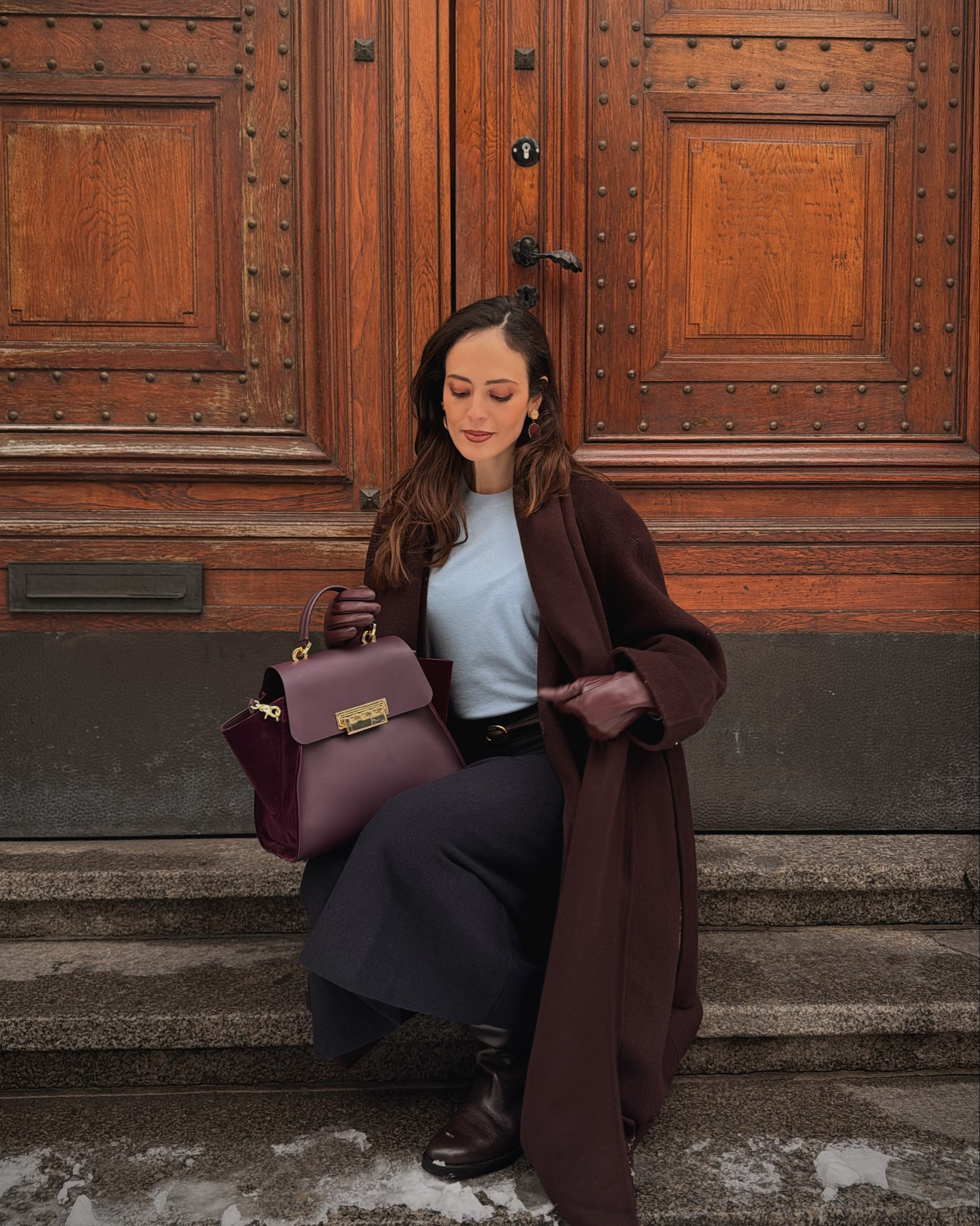 Ρεαλιστικός οδηγός επιβίωσης για τους -5°C στο Αμβούργο ❄️

Βήμα 1: Φόρεσε όλες τις αποχρώσεις του navy, baby blue και μπορντό που έχεις, ώστε τουλάχιστον να δείχνεις κομψή όσο ξεπαγιάζεις. 🧣😅 
Ίσως από τους πιο αγαπημένους μου χρωματικούς συνδυασμούς τελευταία 🍇🩵💙

Βήμα 2: Περπάτα αρκετά γρήγορα ώστε να βγάλεις μία φωτογραφία στο „winter wonderland“ πριν παγώσουν τα χέρια σου. 📸

Βήμα 3: Υποχώρησε αμέσως στο πλησιέστερο ατμοσφαιρικό εστιατόριο για dumplings και noodles🥢

Δεν είμαι λάτρης του κρύου, αλλά λατρεύω τα ατμοσφαιρικά και cozy lunch dates και τα βαριά μάλλινα παλτό. 🥀❄️

Εσείς θα δοκιμάζετε αυτό το χρωματικό συνδυασμό φέτος το Χειμώνα;

~~~~~~~~~~~~~~~~~~~~~~~~~~~~~~~~~~~~~

A realistic survival guide for -5°C in Hamburg ❄️

Step 1: Wear every shade of navy, baby blue, and burgundy you own, so at least you look chic while freezing. 🧣😅 Definitely one of my favorite color combos lately 🍇🩵💙

Step 2: Walk just fast enough to snap a photo in the «winter wonderland» before your hands go numb. 📸

Step 3: Immediately retreat to the nearest moody 
restaurant for dumplings and noodles. 🥢

I’m not a fan of the cold, but I do love atmospheric, cozy lunch dates and heavy wool coats. 🥀❄️

Would you try this color combo this winter?

•
•
•
•
•
•

#HamburgWinter #StyleInspiration #AlsterHamburg #WinterAesthetic #CosyVibes

#LTKwinter #LTKeurope #LTKsale