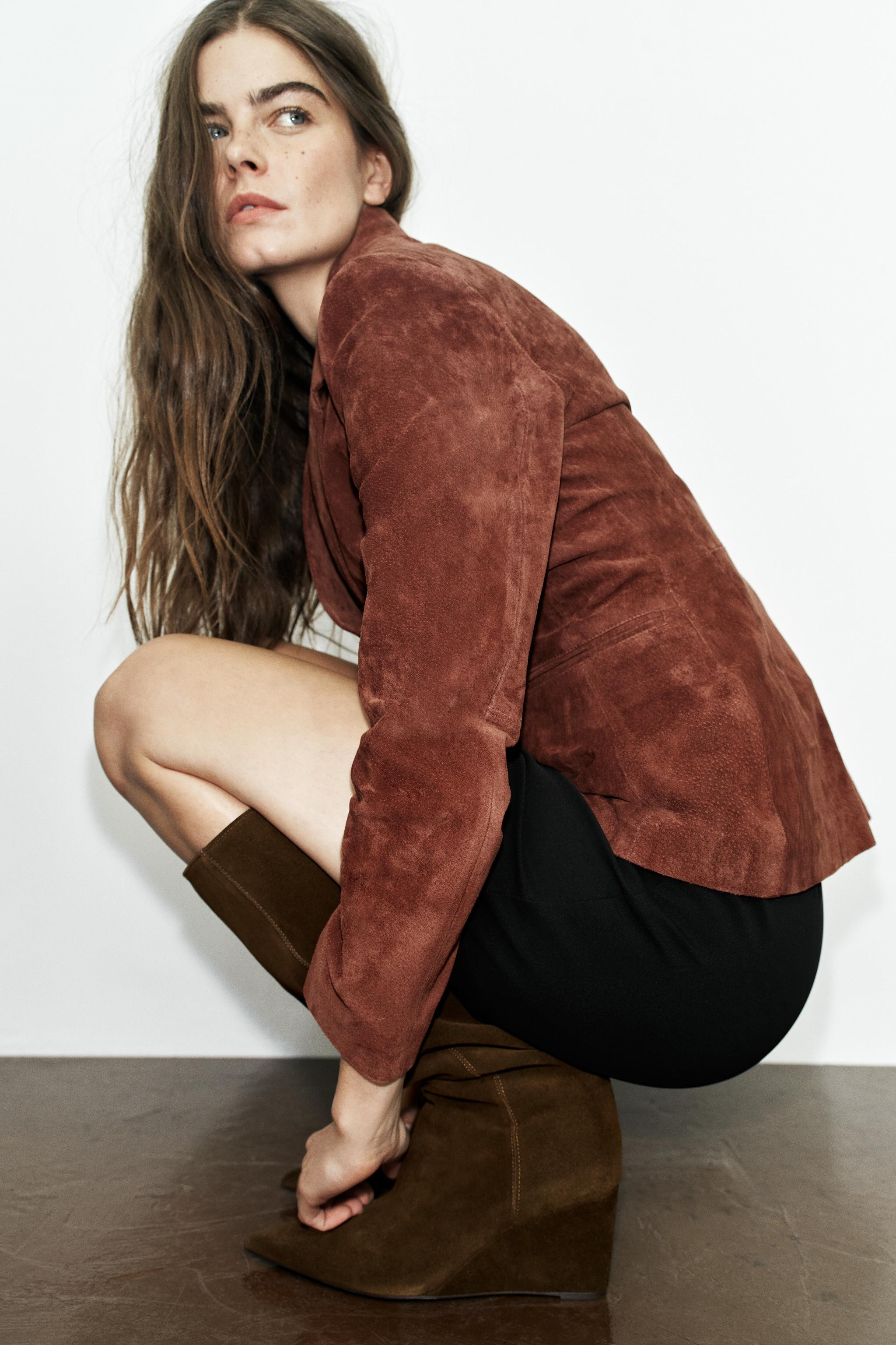 High-leg suede boot. Topstitching detail on the sides. Medium wedge heel. Easy pull-on style. Poi... | Zara US