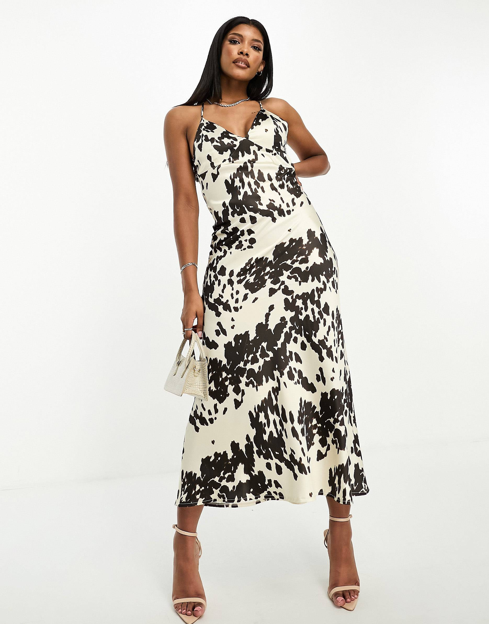 In The Style x Perrie Sian - Satijnen maxi cami-jurk met koeienprint | ASOS (Global)