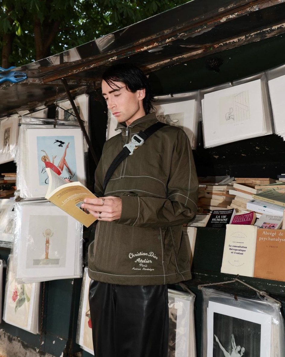 Look du jour 

veste kaki à fermeture zippée, veste en soie kaki, pantalon coupe droite en cuir, pantalon noir en cuir, pantalon en cuir, pantalon coupe droite #leatherpants #pantaloncuir #vestekaki

#LTKstyletip #LTKeurope #LTKFind