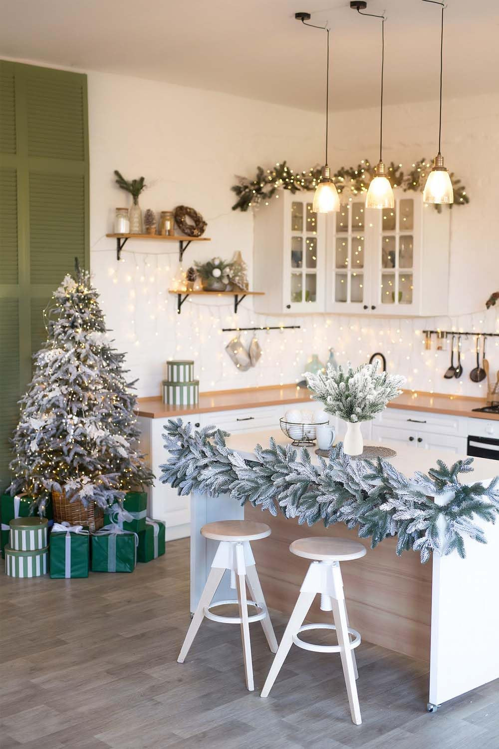 30 ramos de pinheiro fosco na neve, 28 cm, palhetas artificiais de pinheiro flocado para galhos d... | Amazon (BR)