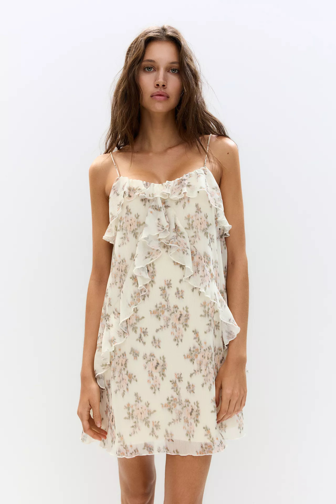 Kurzes Kleid mit Blumen und Volants | PULL and BEAR DE