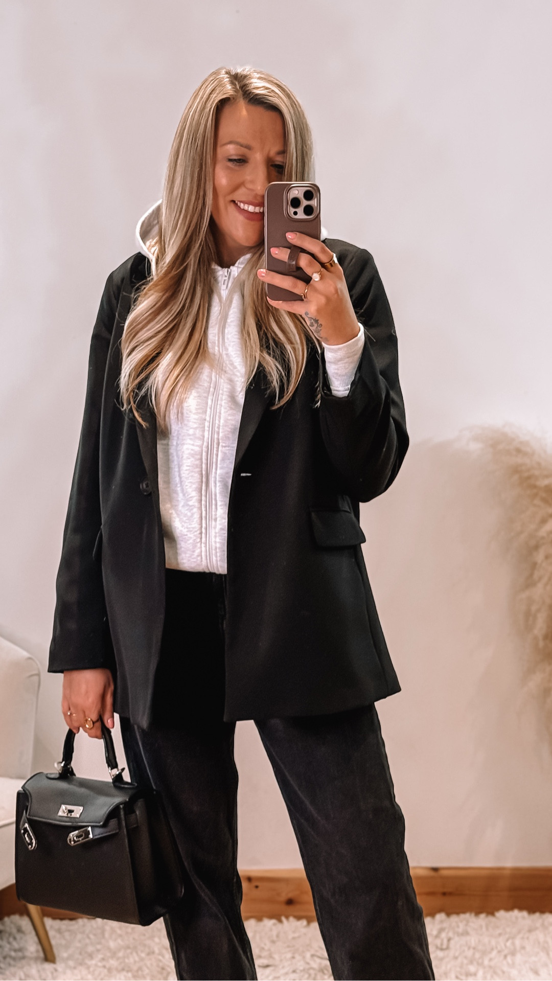 Cold mornings = smart layering.
Hoodie under a blazer is a go-to for staying warm and looking put together.
Comfy, trendy and not too bulky, perfect for busy mornings when you still want to feel good in your outfit. You can also try with a leather jacket.



#LTKeurope #LTKuk #LTKwinter