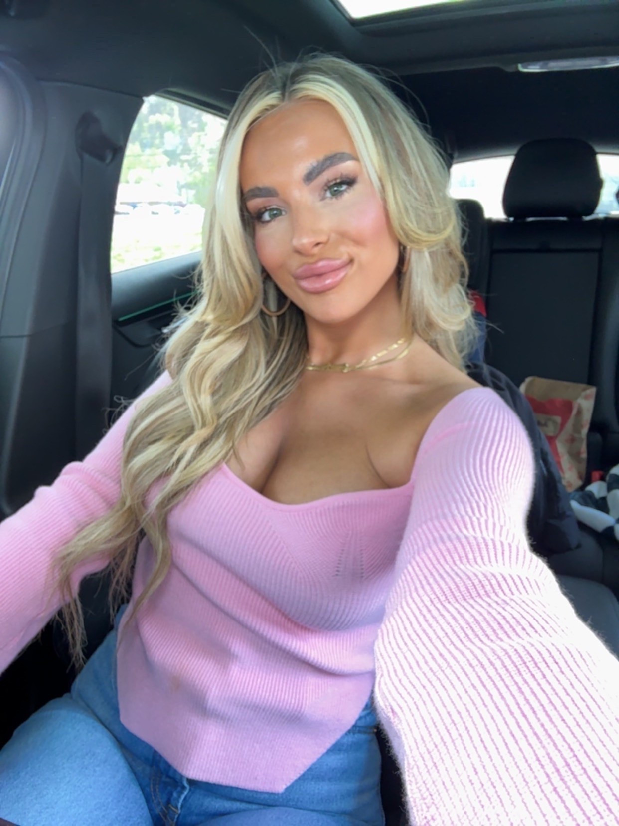The prettiest pink sweater for the cooler spring days 💗💗🌸