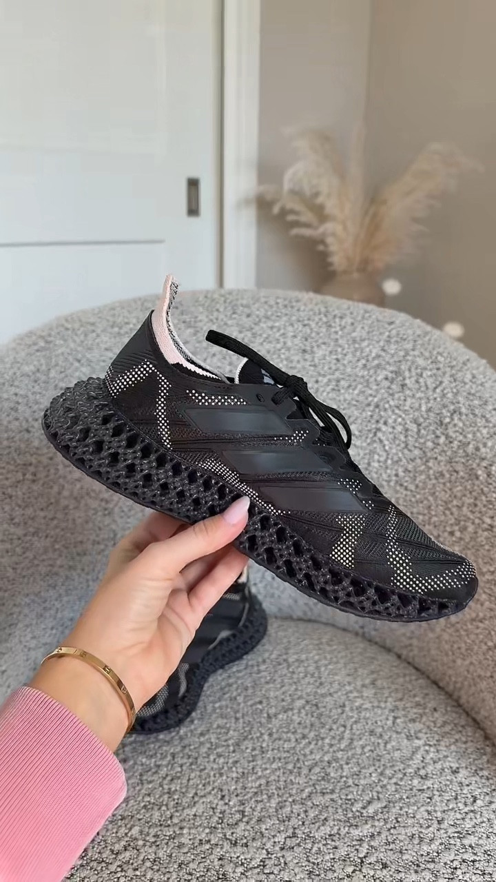 These cuties are on sale ✨ I feel like new gym shoes instantly give you 10x more motivation!!! I will have these on my LTK in the shoes section 🖤

#LTKootd #LTKActive #LTKSaleAlert