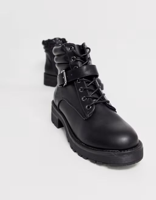 New Look – Flache Wanderstiefel in Schwarz | ASOS DE