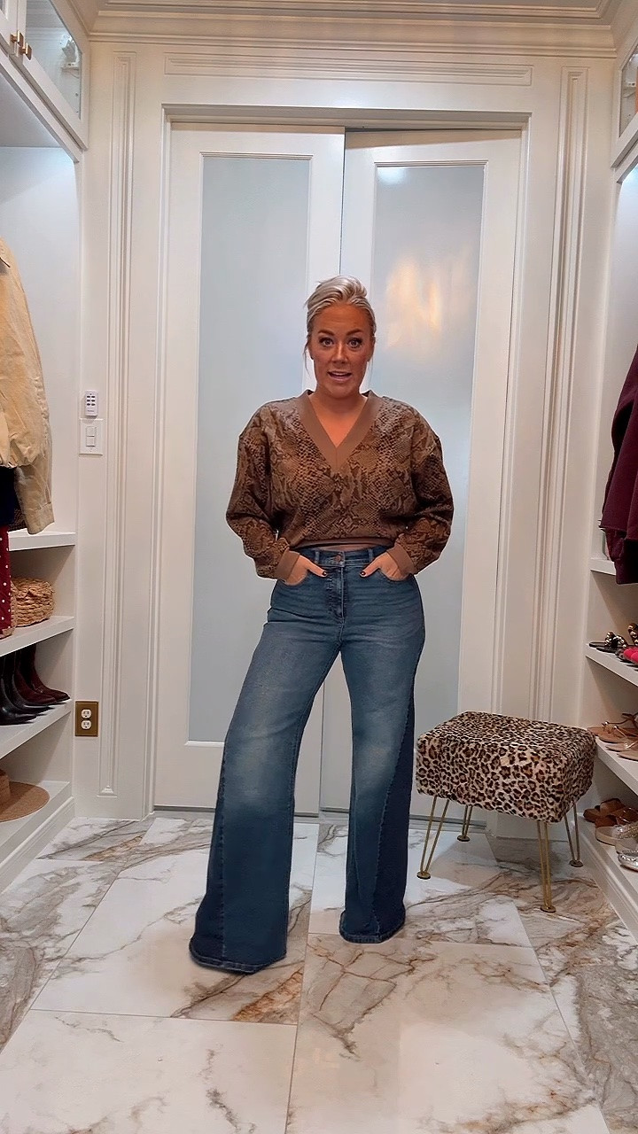 These jeans are an actual dupe to the $250 mother wide leg jeans and are only $26! Wearing a size 6, size medium in top