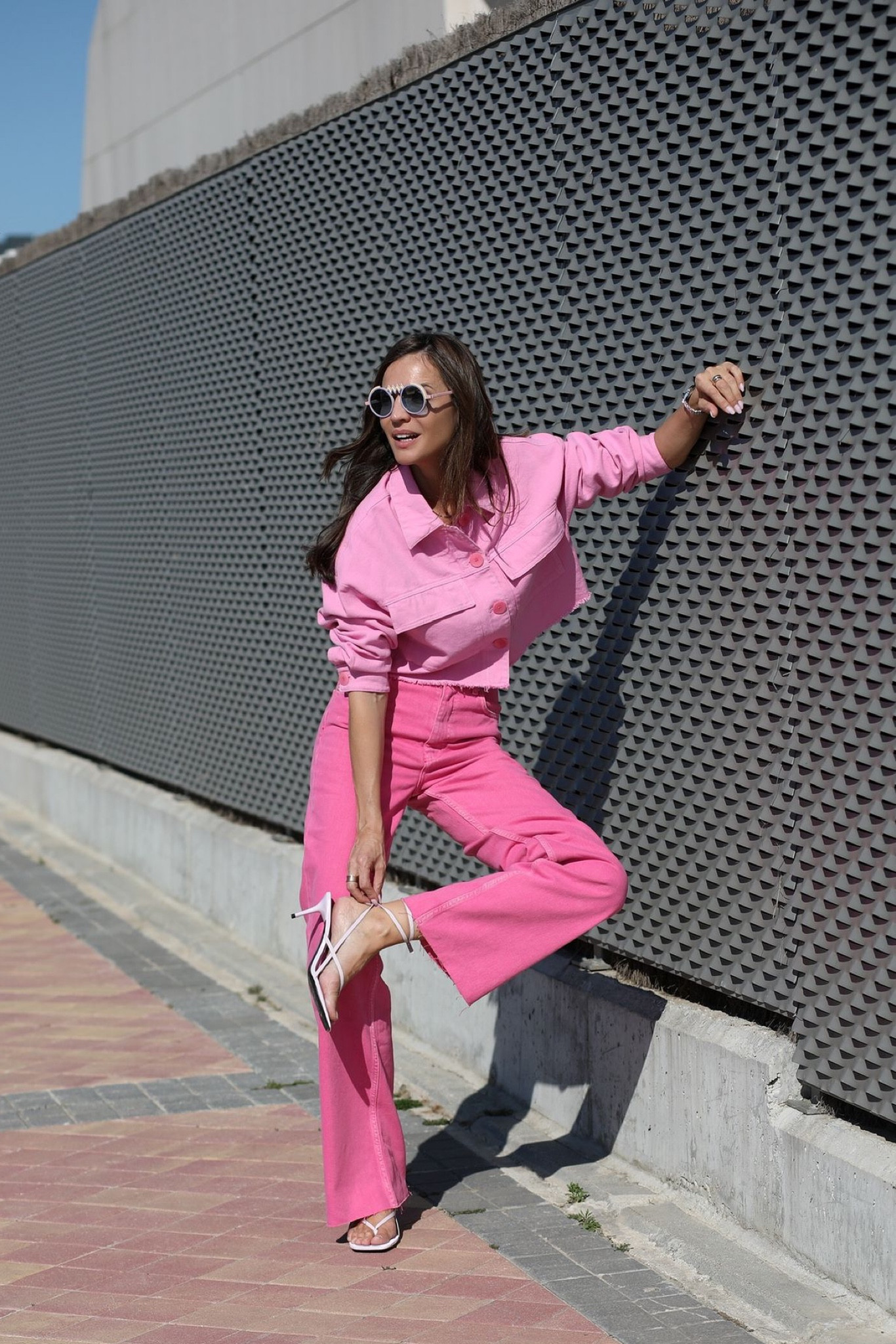 Look inspiración Barbie 💗

outfit inspiration, summer style, camisa de algodón rosa, H&M, vaqueros Rosa fucsia ASOS, sandalias blancas de tacón, chaqueta denim corta rosa. España. 

#LTKSeasonal #LTKeurope #LTKstyletip