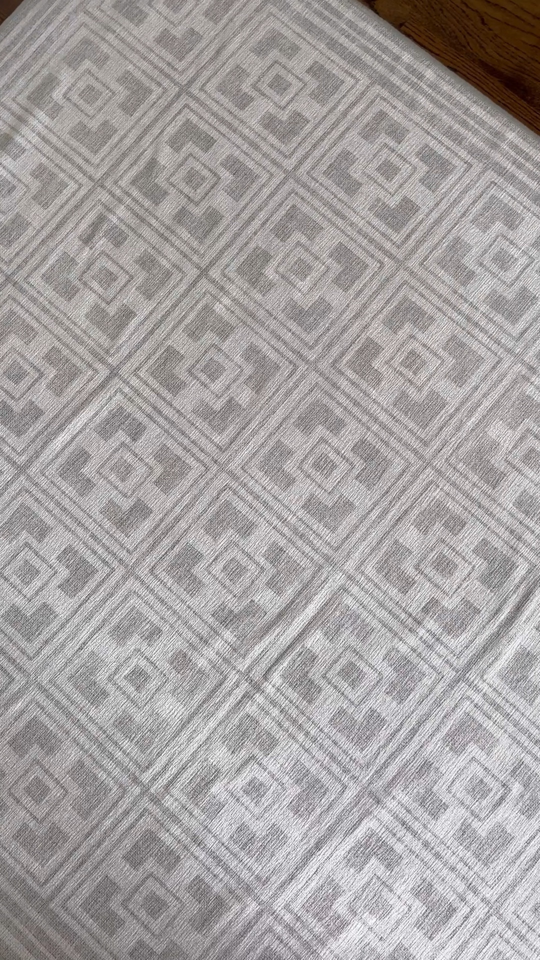 Ruggable rug unboxing! Finally got myself a Ruggable rug for our laundry room. The setup is so easy and I can honestly say the rug hasn’t moved or flipped up a single time. They’re machine washable, so perfect rug with little kids and dogs. This one is part of the gray Malin collaboration & it matched our decor perfectly 