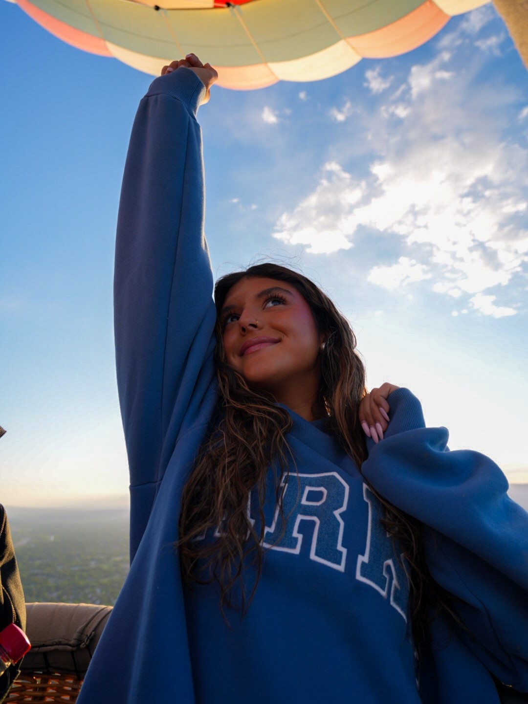 ✨One for the bucket list 🎈 Watching the sunrise from a hot air balloon was every bit as magical as it looks. The cozy oversized sweatshirt was definitely the right choice for those early morning skies.

#HotAirBalloonRide #TravelStyle #CozyOutfit #AdventureAwaits #SunriseViews #VacationMode #LTKTravel #CasualStyle #TravelMoments #OutfitInspo

#LTKdayinmylife #LTKmomlife #LTKstorytime