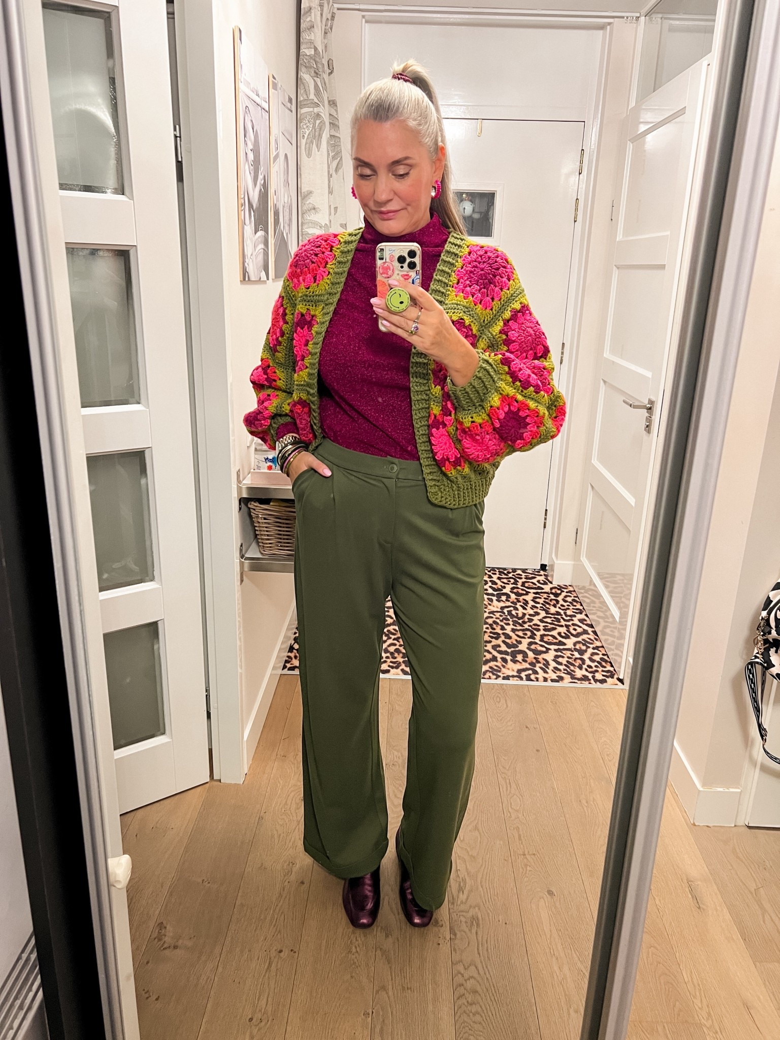 OOTD - Woensdag. Gehaakt vest via Vinted, cyclaamkleurige glitter top van HEMA van vorig jaar en de groene broek is ook van HEMA van vorig jaar. Paarse metallic loafers zijn van Babouche. 



#LTKwinter #LTKeurope #LTKnederlands
