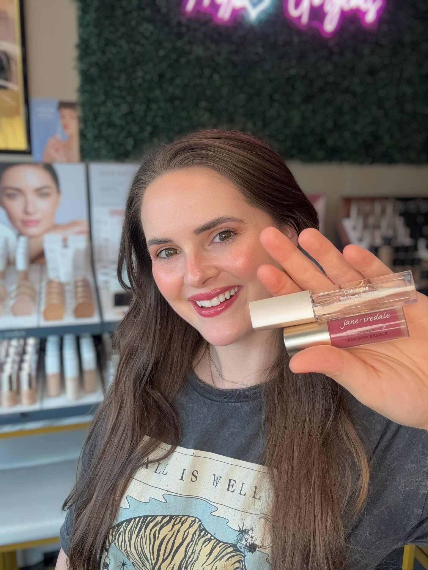 Transfer-proof lip combo, just in time for wedding season. Beyond matte lip stain delivers all day wear, while topping with colorluxe high impact clear glaze adds a non-sticky polished shine. 

What’s your go to when it comes to a longwear lippy? 💬