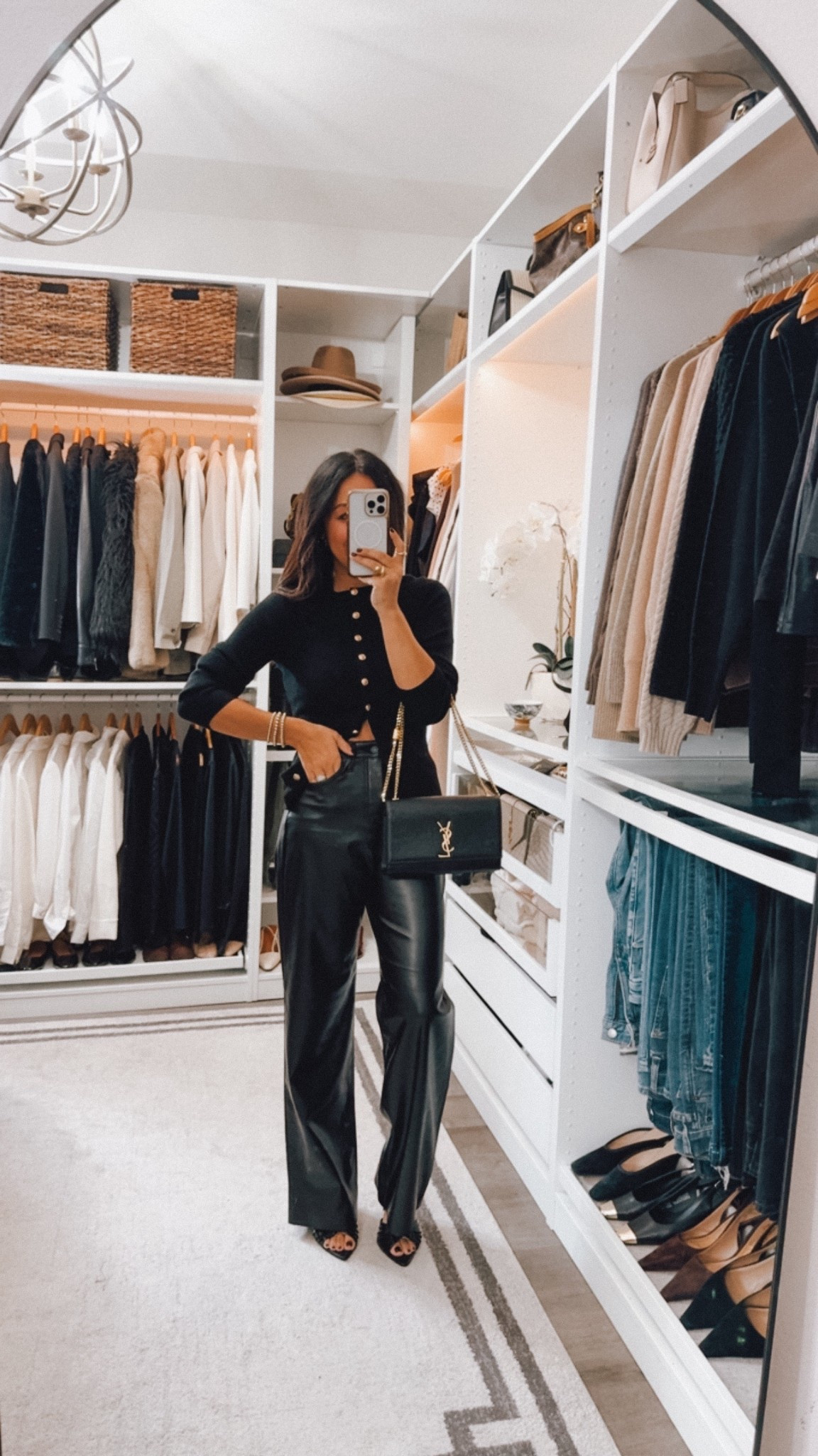 Pants are🔥 and currently under $50 wearing a size 2 im normally a 26 in denim 

#LTKSaleAlert #LTKHoliday