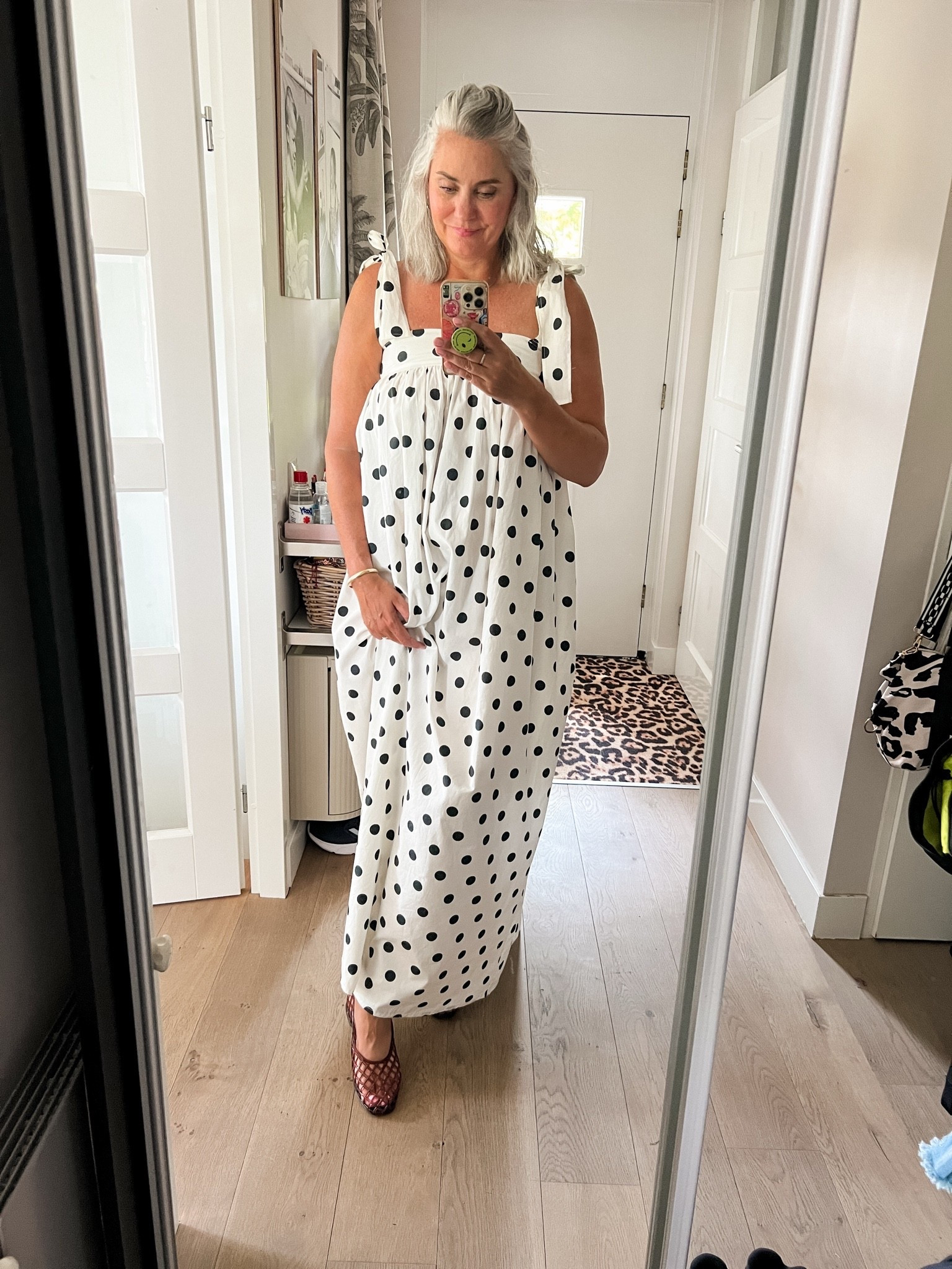 OOTD - Zondag. Een heerlijke wijde jurk met polka dots. De schouderbanden zijn verstelbaar. Valt goed op maat. Daaronder bordeauxrode mesh waterschoentjes (vallen goed op maat)

#LTKnederlands #LTKeurope #LTKsummer