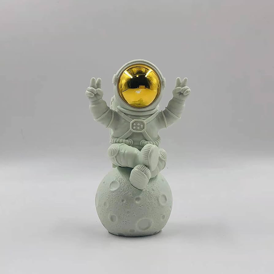 BUBUHSHM Figurine Statue Astronaut Sculpture Spaceman Décor,Sculptures Home Décor,White Shelf D... | Amazon (US)