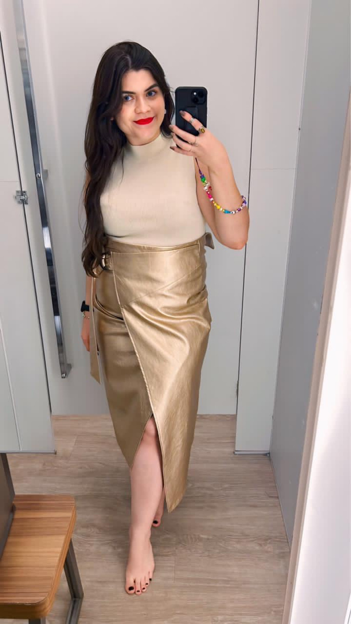 Esse look é elegante e contemporâneo. A blusa sem mangas de gola alta em um tom neutro proporciona um visual clean e sofisticado. 
A peça em destaque é a saia midi metalizada dourada, adicionando um toque de glamour a produção. A fenda discreta na parte frontal confere sensualidade ao visual. 
O batom é um lançamento da Tracta. Assinado por Vanessa Rozan. 

Tamanhos:
Blusa M
Saia G 


#LTKbrasil #LTKmidsize #LTKcurves
