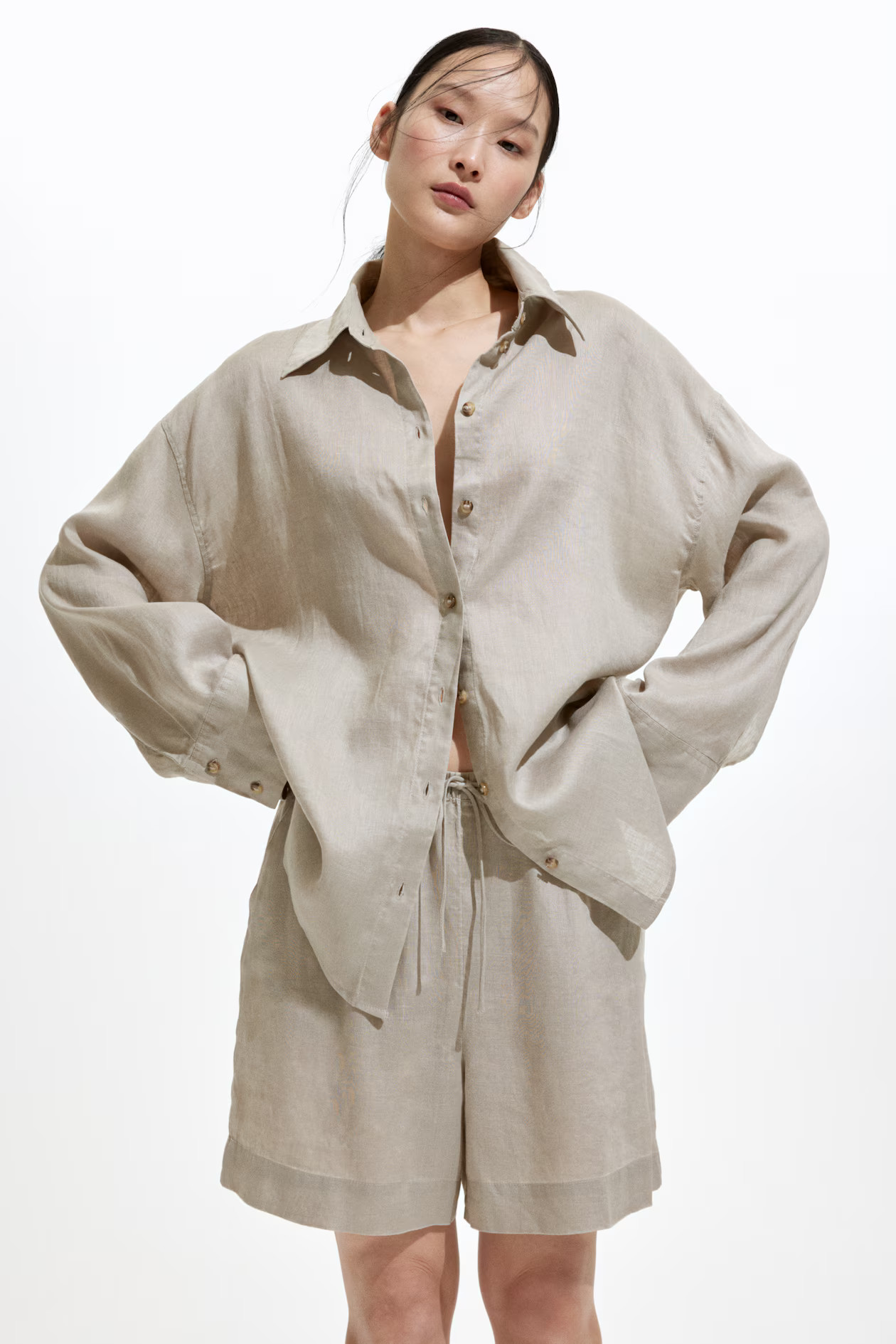 Oversized linen shirt | H&M (UK, MY, IN, SG, PH, TW, HK)