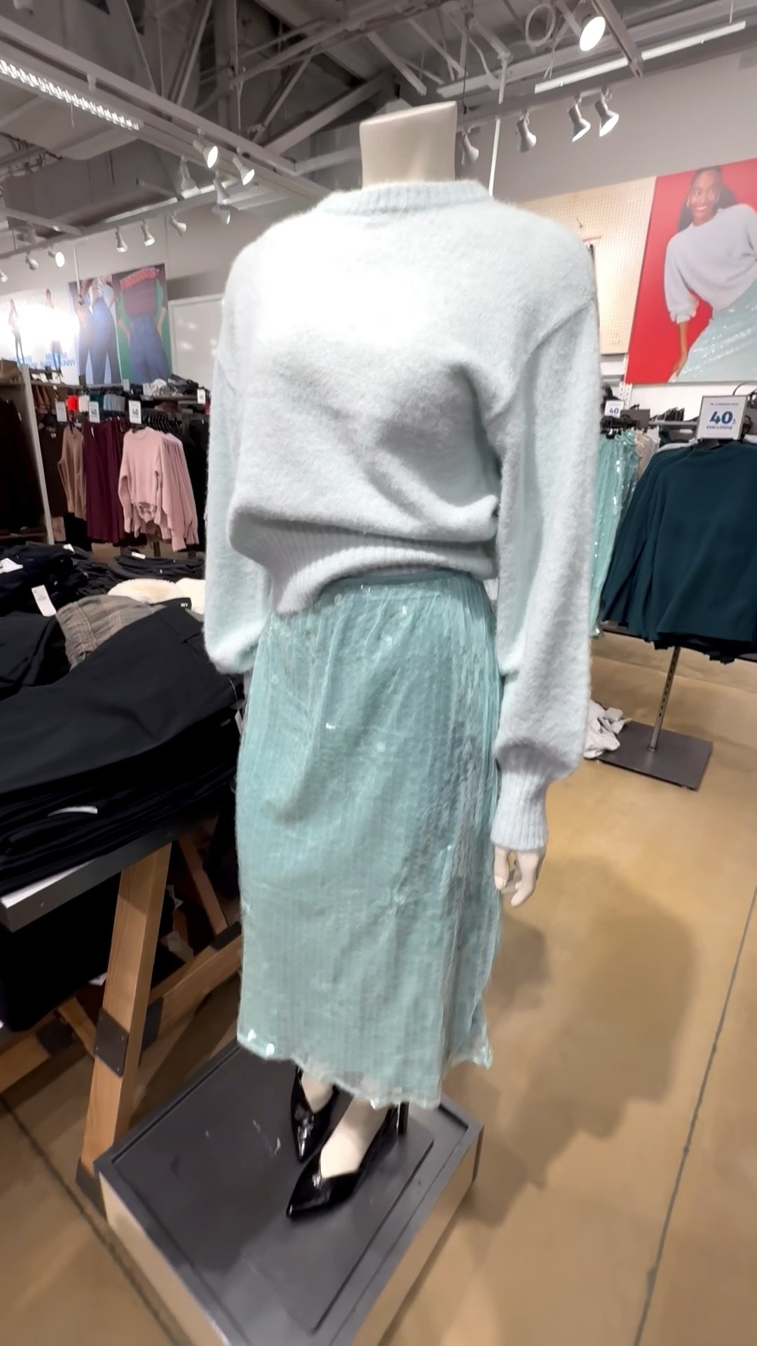 Such an unexpected color for the holiday season and parties but I’m OBSESSED! Old Navy nailed it with this styling 😍 Would you wear this to a holiday party? (Everything runs tts)

#LTKParties #LTKHoliday #LTKStyleTip