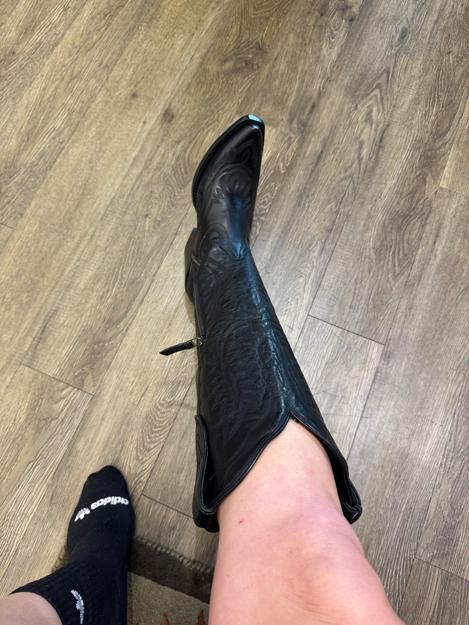 Cowgirl boots 
Country concert
Rodeo outfit 
Casanova 