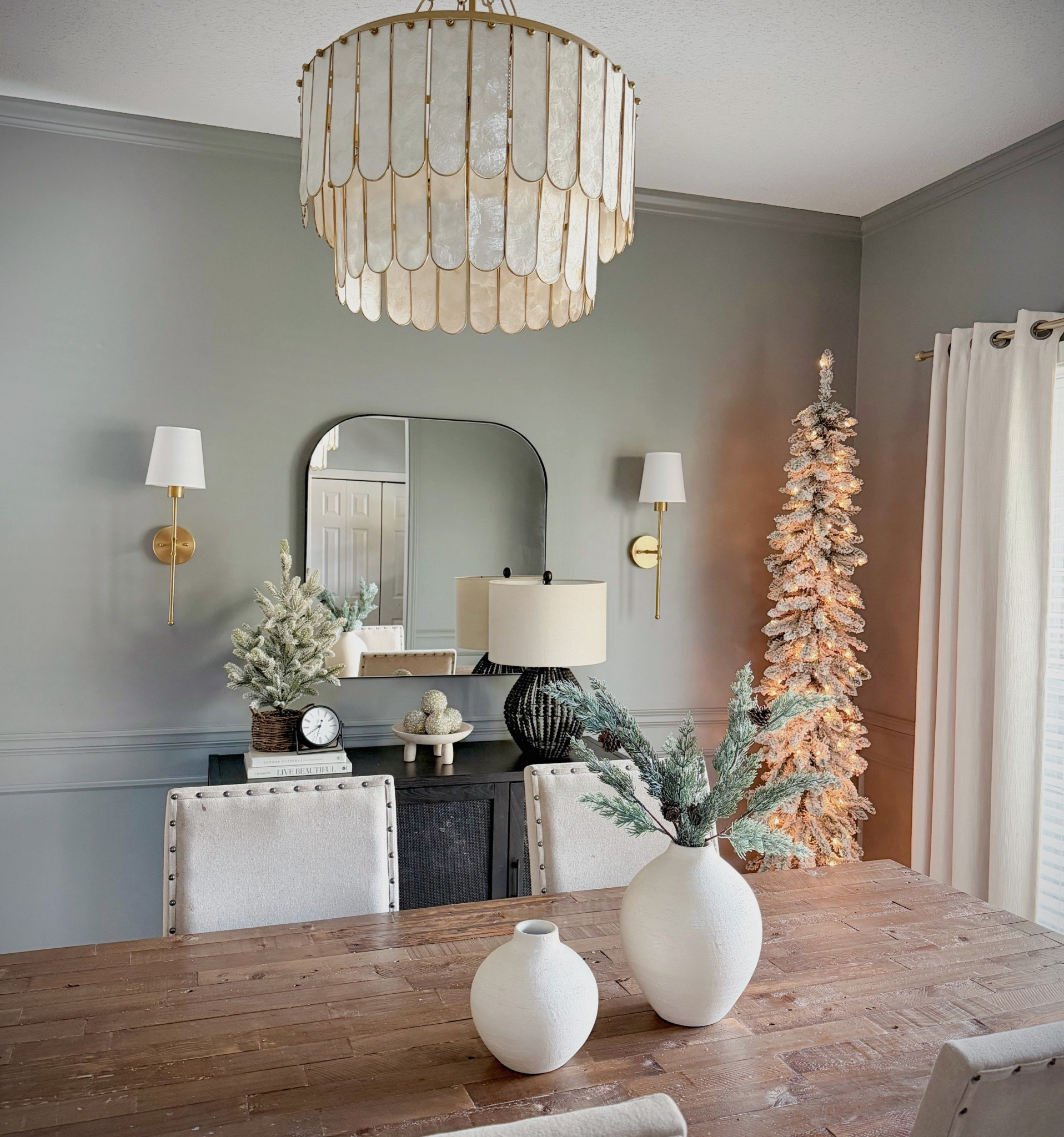 Christmas dining room inspiration 

#LTKHoliday #LTKHome #LTKSeasonal