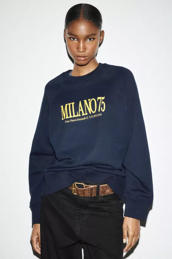 Sweatshirt made from a cotton-blend yarn. Round neck and long sleeves. Contrasting text detail on... | Zara US