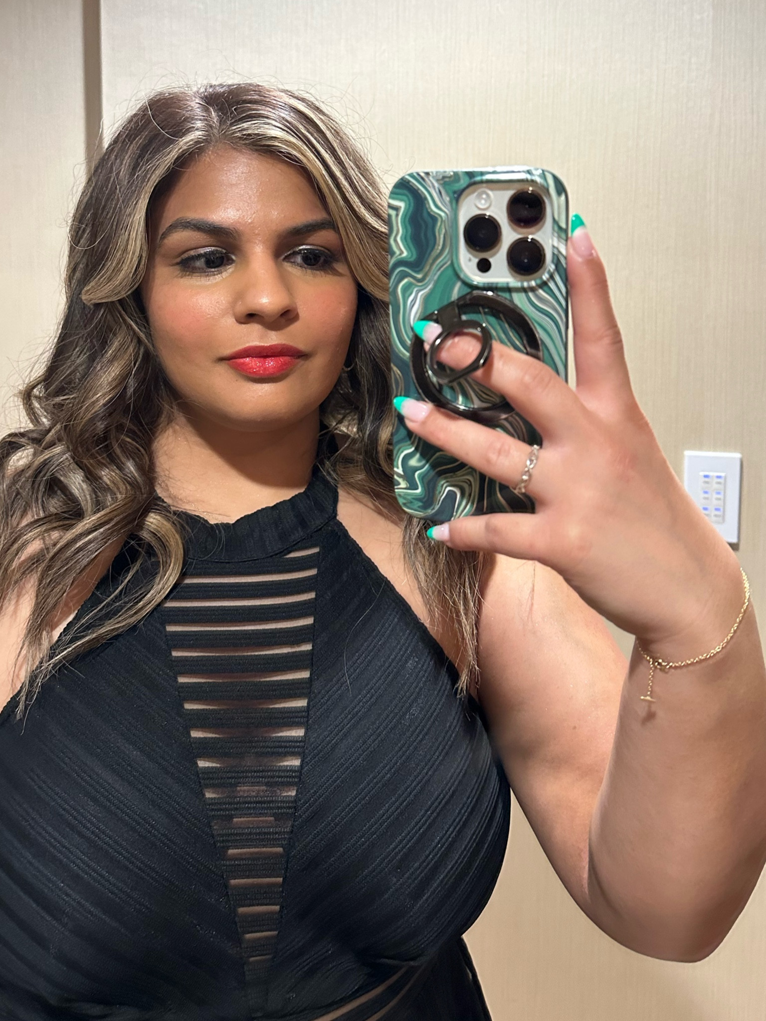 Selfies are better with a ring holder 🤳🏽 #iphone #selfie #magsafe