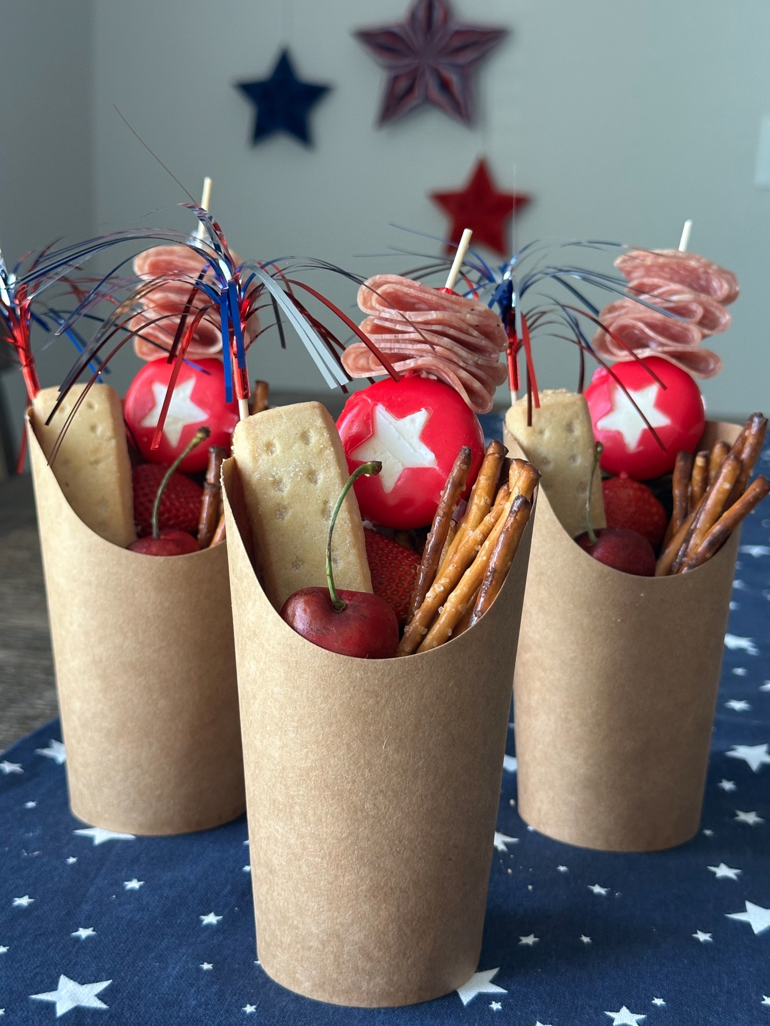 The cutest charcuterie cups for Summer!!! And I would even tie a bow around them for an added touch! 🇺🇸