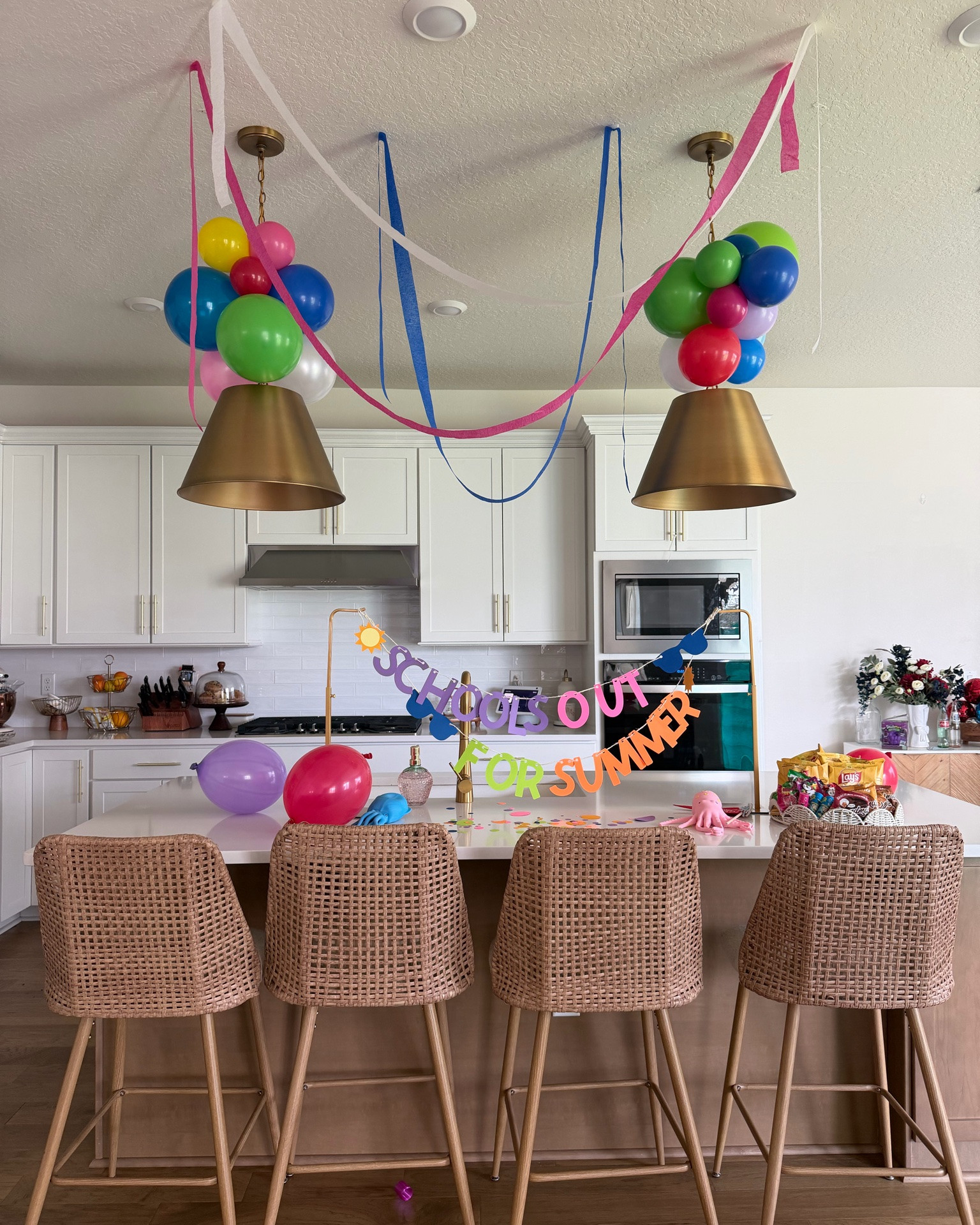 Easy DIY last day of school banner

#LTKmomlife #LTKstorytime #LTKKids