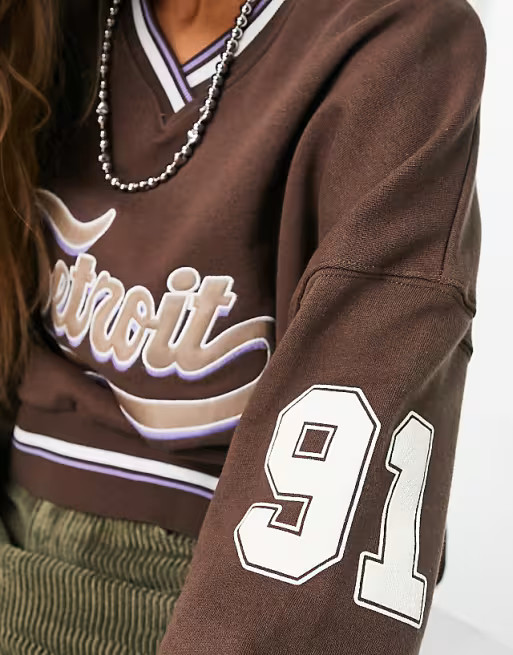 Pull&Bear – Langärmliges College-Sweatshirt in Braun | ASOS (Global)